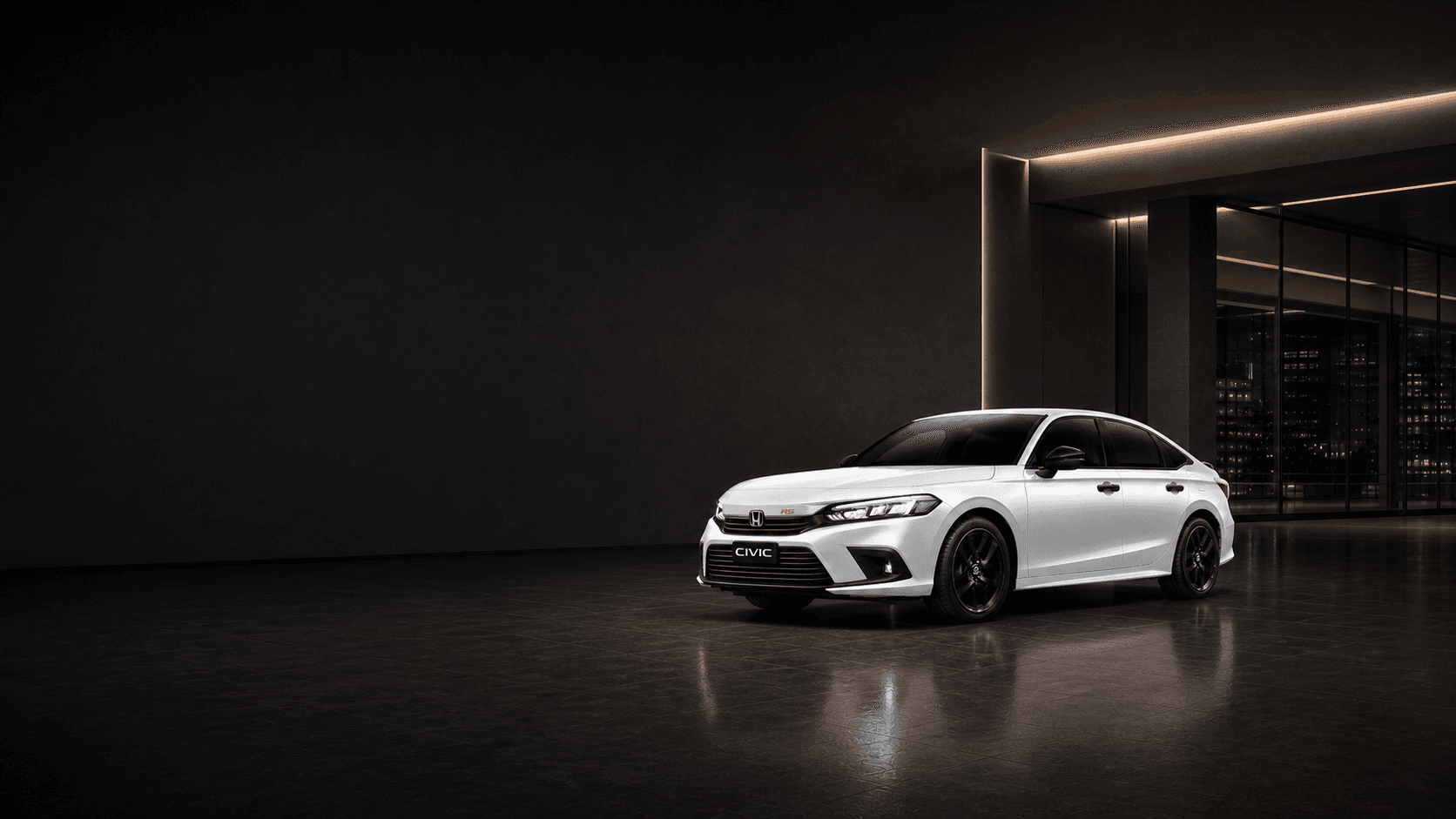 Honda Civic màu trắng ngọc trai trong không gian showroom hiện đại